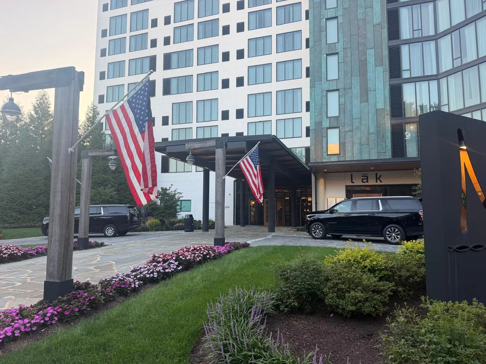 Executive airport transfer Reagan National Dulles BWI — Corporate Class Transport